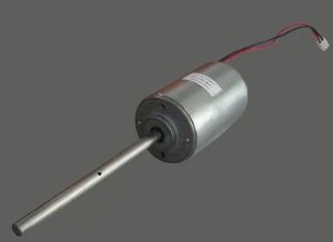 Motor z dolgo osjo motorja